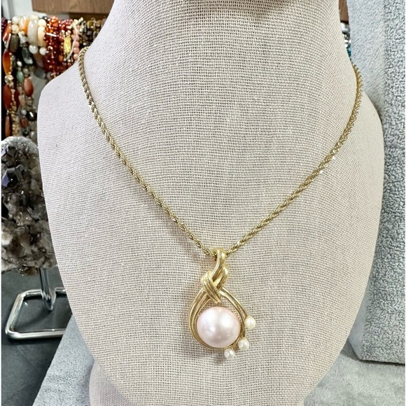 Trifari Jewelry - Vintage Trifari Gold Tone Pink And White Pearl Pendant With Rope Chain Necklace